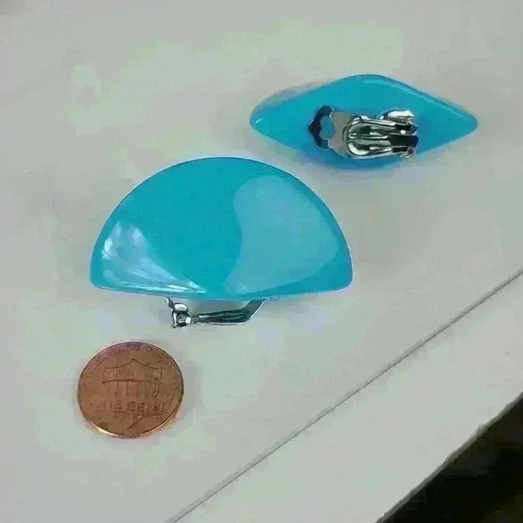 Vintage Blue plastic earrings clip-on style 💙 - Picture 7 of 10